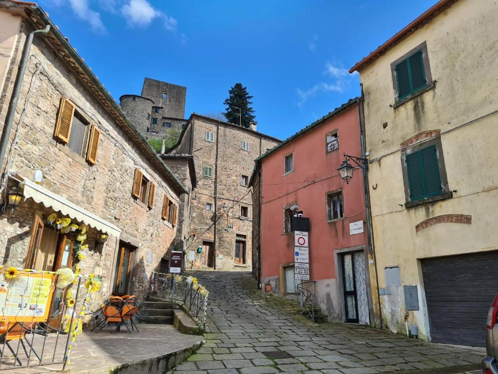 Uno Sguardo Sul Borgo
